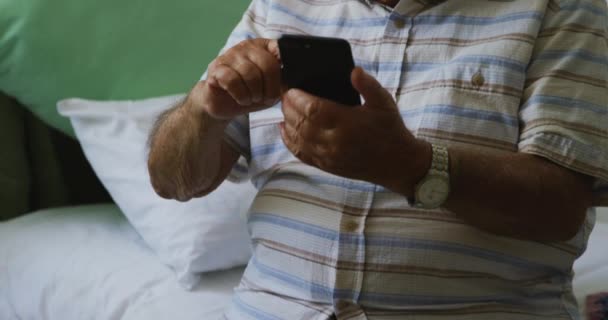 Paciente Caucásico Mayor Una Casa Retiro Sentado Una Cama Usando — Vídeos de Stock