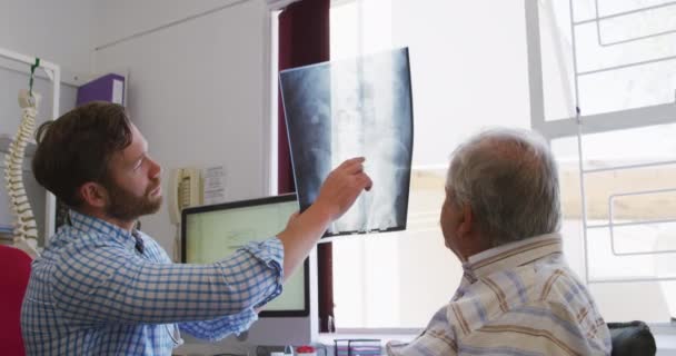 Médico Varón Caucásico Vistiendo Camisa Cuadros Trabajando Cirugía Asilo Explicando — Vídeos de Stock