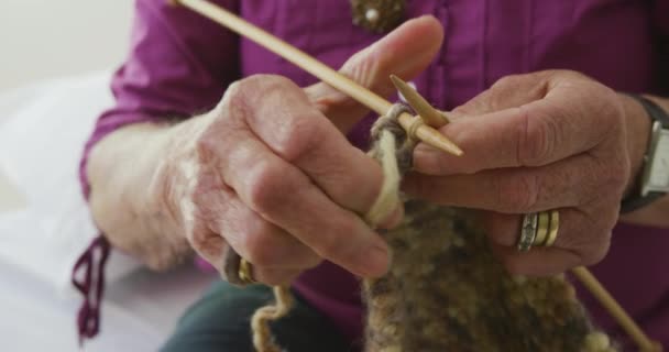 Mittendelen Äldre Kaukasisk Kvinna Som Sitter Och Stickar Sitt Äldreboende — Stockvideo