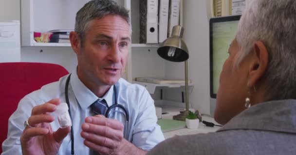 코로나 바이러스가 유행하는 코로나 바이러스가 창궐하는 의사가 환자에게 치료법을 상세하게 — 비디오