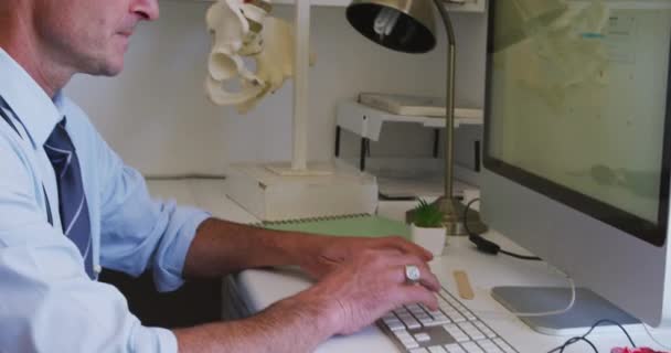Καυκάσιος Άνδρας Γιατρός Που Φοράει Μπλε Πουκάμισο Και Στηθοσκόπιο Εργάζεται — Αρχείο Βίντεο