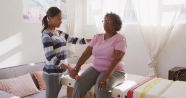 Kıdemli melez kadın evinde eğleniyor kızıyla vakit geçiriyor. Egzersiz yapıyor, esniyor, sosyal mesafeyi zorluyor ve yavaş çekimde karantinaya alınıyor.