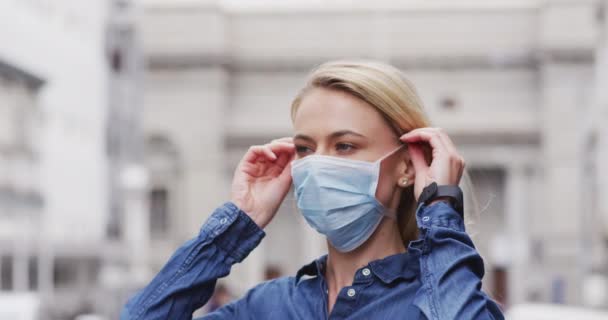 Caucasian Woman Putting Face Mask Coronavirus Covid Out City Streets — Stock Video