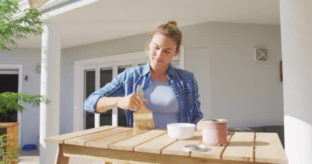 Vit Kvinna Tillbringar Tid Sin Trädgård Renoverar Sitt Hus Social — Stockvideo