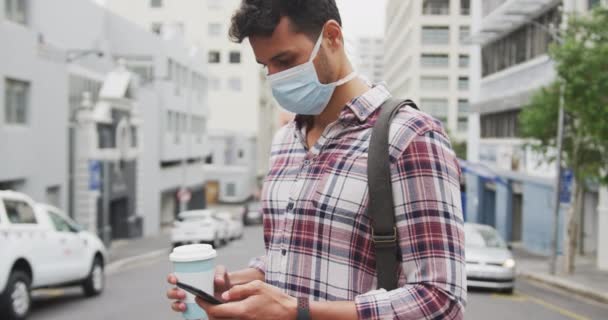 Porträtt Vit Man Bär Ansiktsmask Mot Coronavirus Covid Och Omkring — Stockvideo