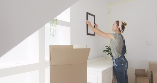 Eine Kaukasische Frau Die Zeit Hause Verbringt Ihr Haus Renoviert — Stockvideo