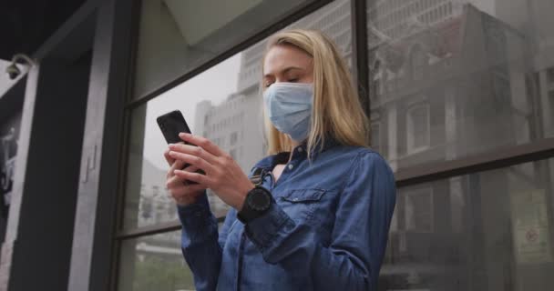 Blanke Vrouw Draagt Overdag Een Gezichtsmasker Tegen Het Coronavirus Covid — Stockvideo