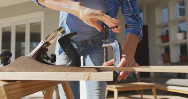 Blanke Vrouw Besteedt Thuis Tijd Aan Het Renoveren Van Haar — Stockvideo