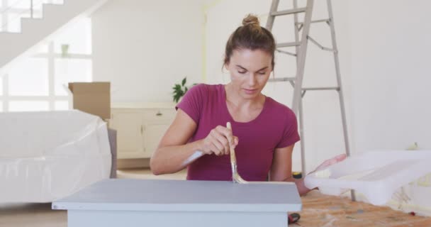 Een Blanke Vrouw Die Tijd Thuis Doorbrengt Haar Huis Renoveert — Stockvideo