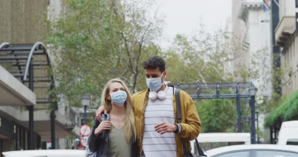 Blank Koppel Met Gezichtsmaskers Tegen Coronavirus Covid Omhelzend Lopend Straat — Stockvideo