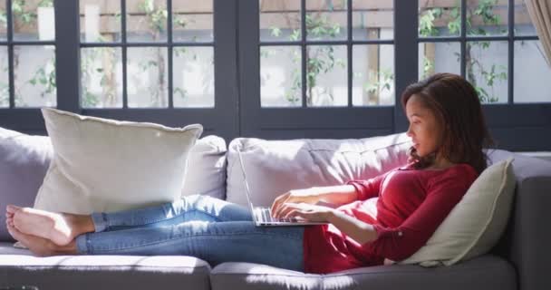 Mujer Raza Mixta Disfrutando Tiempo Casa Acostada Sofá Hablando Por — Vídeo de stock