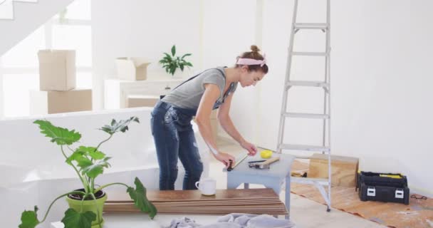 Uma Mulher Caucasiana Passando Tempo Casa Renovando Sua Casa Distanciamento — Vídeo de Stock