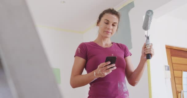 Una Mujer Caucásica Que Pasa Tiempo Casa Renovando Casa Distanciamiento — Vídeo de stock