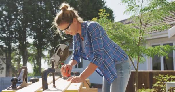 Caucasian Woman Spending Her Garden Renovating Her House Social Distancing — Stock Video