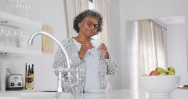 Senior Gemengde Ras Vrouw Genieten Van Haar Tijd Thuis Staan — Stockvideo