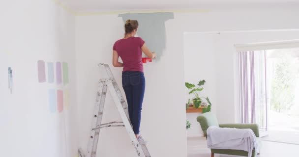 Una Mujer Caucásica Que Pasa Tiempo Casa Renovando Casa Distanciamiento — Vídeos de Stock