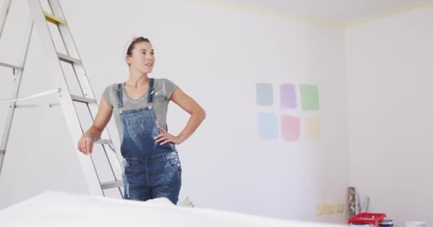 Uma Mulher Caucasiana Passando Tempo Casa Renovando Sua Casa Distanciamento — Vídeo de Stock