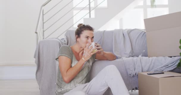 Een Blanke Vrouw Die Tijd Thuis Doorbrengt Haar Huis Renoveert — Stockvideo