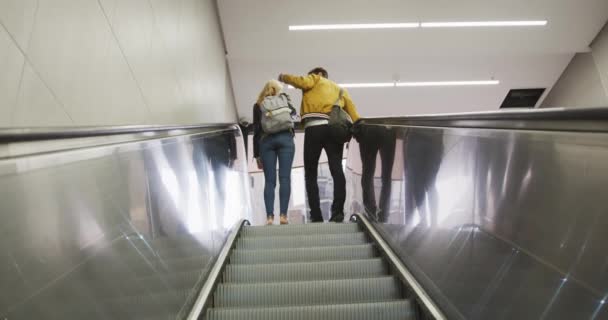 Sıradan Kıyafetler Giyen Metro Istasyonundan Ayrılan Yürüyen Merdivende Duran Kucaklaşan — Stok video