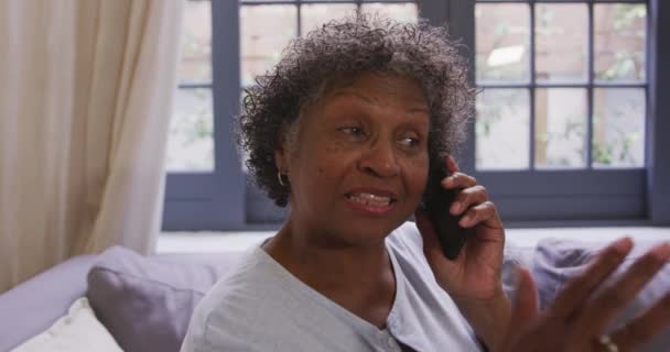 Senior Mixed Race Woman Genießt Ihre Zeit Hause Sitzt Auf — Stockvideo