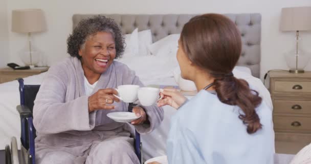 Femme Métisse Visitée Maison Par Une Infirmière Métisse Assise Sur — Video