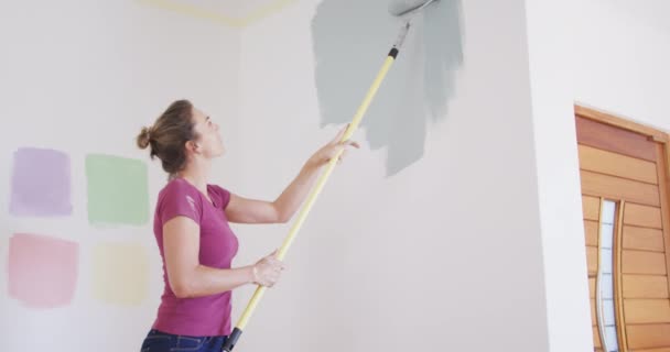 Una Mujer Caucásica Pasando Tiempo Casa Renovando Casa Distanciamiento Social — Vídeos de Stock