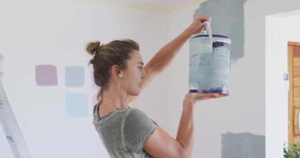 Retrato Uma Mulher Caucasiana Passando Tempo Casa Renovando Sua Casa — Vídeo de Stock