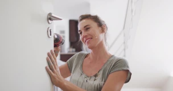 Una Mujer Caucásica Que Pasa Tiempo Casa Renovando Casa Distanciamiento — Vídeo de stock