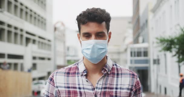 Coronavirus Karşı Yüz Maskesi Takan Beyaz Bir Adamın Portresi Gün — Stok video