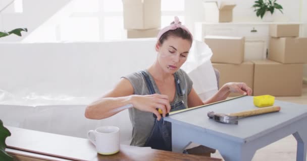 Een Blanke Vrouw Die Tijd Thuis Doorbrengt Haar Huis Renoveren — Stockvideo