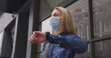 Beyaz kadın, Coronavirus 'a karşı yüz maskesi takıyor. Gündüzleri şehir sokaklarında dolaşırken ukalalık taslıyor..