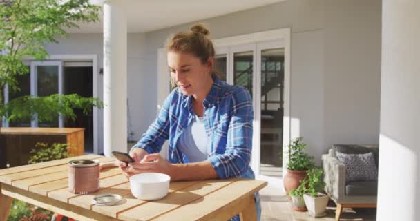 Vit Kvinna Spenderar Tid Sin Trädgård Renoverar Sitt Hus Social — Stockvideo