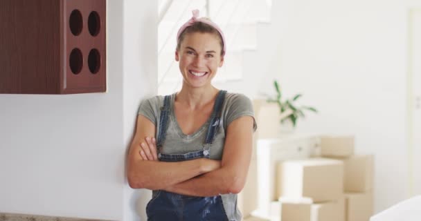 Retrato Una Mujer Caucásica Que Pasa Tiempo Casa Renovando Casa — Vídeo de stock