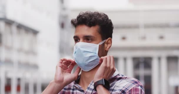 Retrato Homem Caucasiano Colocando Uma Máscara Facial Contra Coronavírus Vívido — Vídeo de Stock