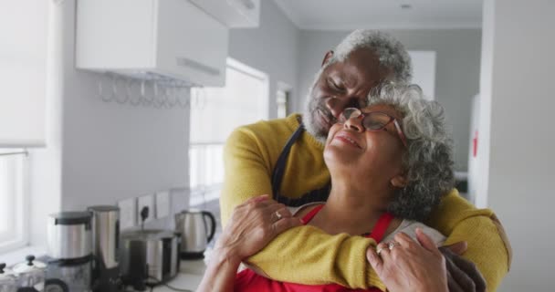 Una Pareja Afroamericana Mayor Pasa Tiempo Casa Juntos Distanciamiento Social — Vídeos de Stock