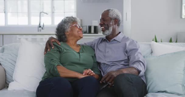 Retrato Casal Afro Americano Sênior Passando Tempo Casa Juntos Distanciamento — Vídeo de Stock