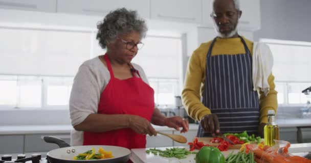 一对资深的非洲裔美国夫妇一起呆在家里 站在厨房里 慢吞吞地准备食物 在禽流感流行期间 在隔离隔离过程中保持距离和自我隔离 — 图库视频影像