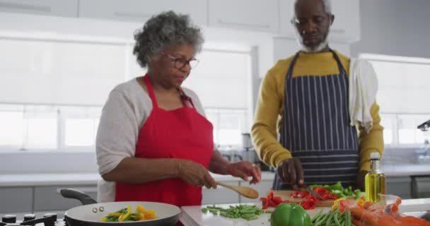 Una Pareja Afroamericana Mayor Pasa Tiempo Casa Juntos Distanciamiento Social — Vídeos de Stock