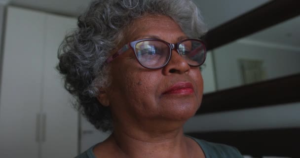 Close Van Een Oudere Afro Amerikaanse Vrouw Die Tijd Thuis — Stockvideo