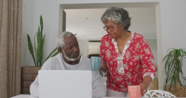 Старшая Афроамериканская Пара Проводящая Время Дома Вместе Социальное Дистанцирование Самоизоляция — стоковое видео