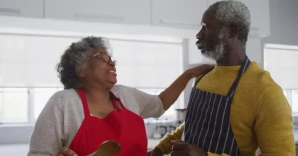 Una Pareja Afroamericana Mayor Pasa Tiempo Casa Juntos Distanciamiento Social — Vídeos de Stock