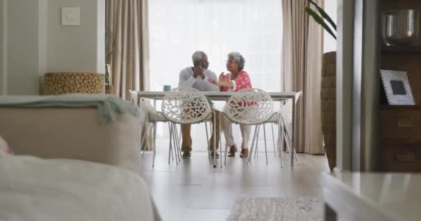 一对资深的非洲裔美国夫妇在一起呆在家里 在考罗纳维病毒肆虐期间 在隔离隔离中保持距离和自我隔离 坐在一张桌子旁慢吞吞地聊天 — 图库视频影像