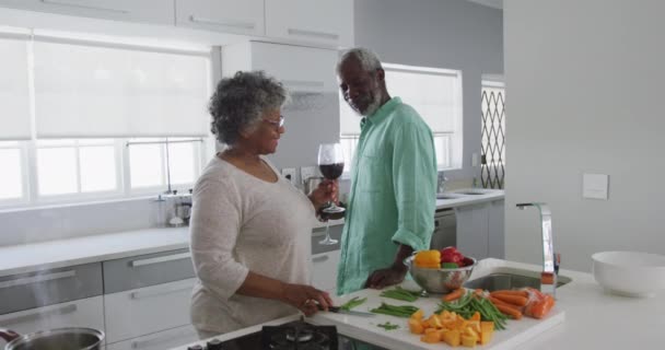 Una Pareja Afroamericana Mayor Pasa Tiempo Casa Juntos Distanciamiento Social — Vídeos de Stock