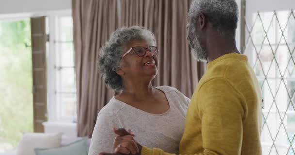 Starsza Para Afroamerykanów Spędza Razem Czas Domu Dystansując Się Izolując — Wideo stockowe
