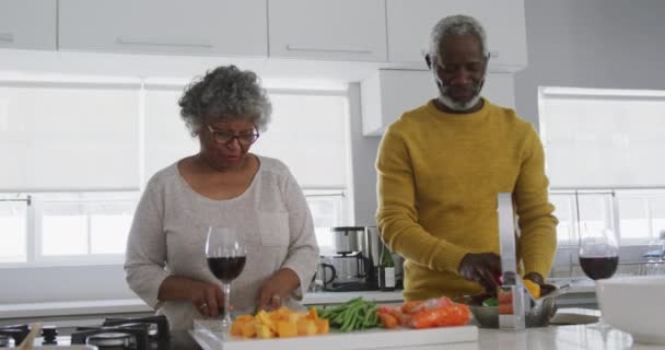 Una Pareja Afroamericana Mayor Pasa Tiempo Casa Juntos Distanciamiento Social — Vídeos de Stock