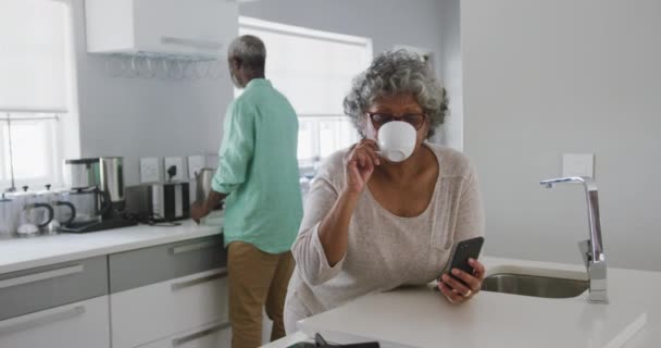 Una Pareja Afroamericana Mayor Pasa Tiempo Casa Juntos Distanciamiento Social — Vídeos de Stock