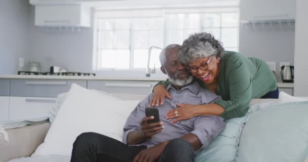 Una Pareja Afroamericana Mayor Pasa Tiempo Casa Juntos Distanciamiento Social — Vídeos de Stock