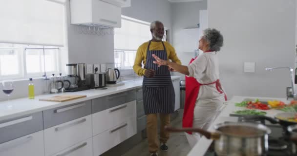 Couple Afro Américain Âgé Passe Temps Maison Ensemble Distance Sociale — Video