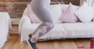 Beyaz kadın vlogger evde zaman geçiriyor, ip atlama egzersizi yapıyor. Karantina karantinasında sosyal uzaklık ve kişisel izolasyon.