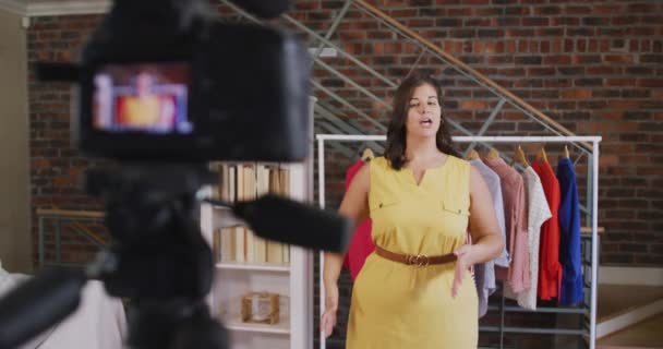 Biała Kobieta Vlogger Domu Swojej Garderobie Robi Film Modzie Jej — Wideo stockowe